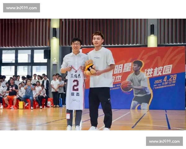 遮天蔽日！考辛斯中国行大帽徐杰 赛后击掌引热议